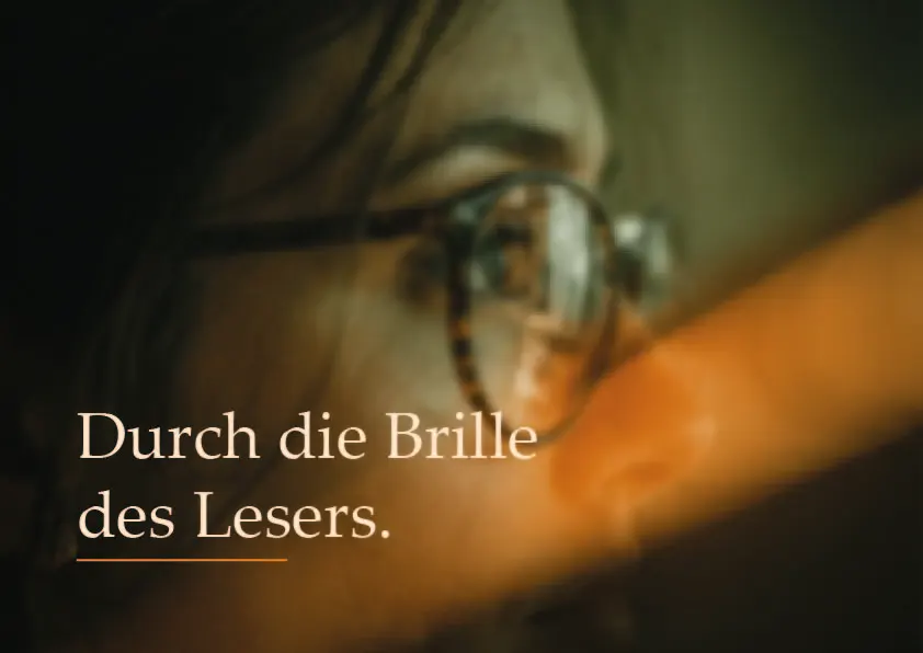 Nahaufnahme einer Person mit Brille. Aufschrift: „Durch die Brille des Lesers.“